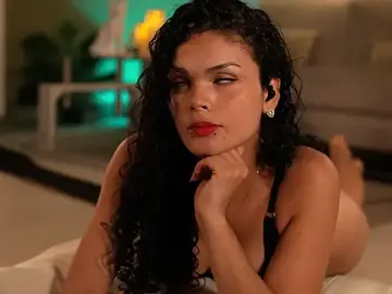 Stripchat Sex Cam of GiaFaaris