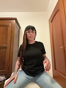 Stripchat Live Sex Cam of missdirtyhot_